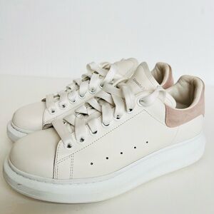 Alexander McQueen Sneaker Pelle in White/Patchouli